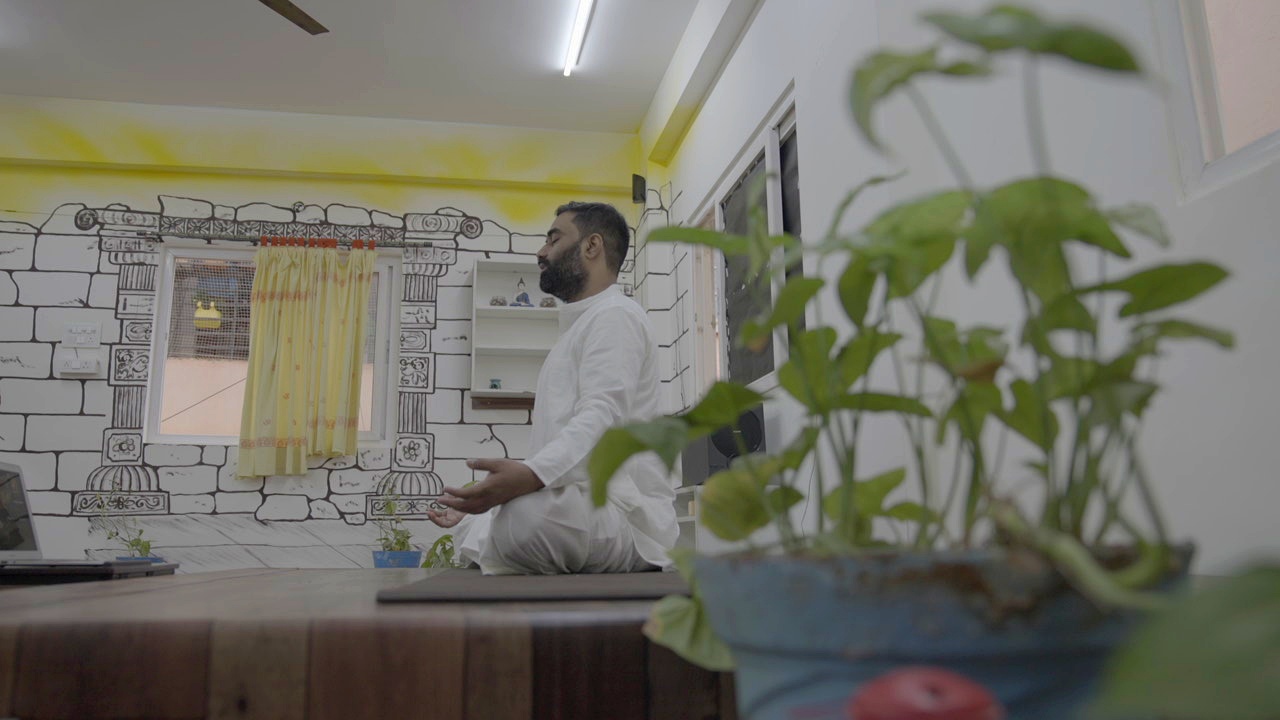 Yoga trainer live in virtual studio — Navyoga Har Ghar Yoga