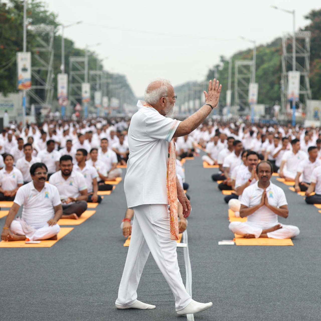 PM Modi acknowledging the crowd at IDY 2026.